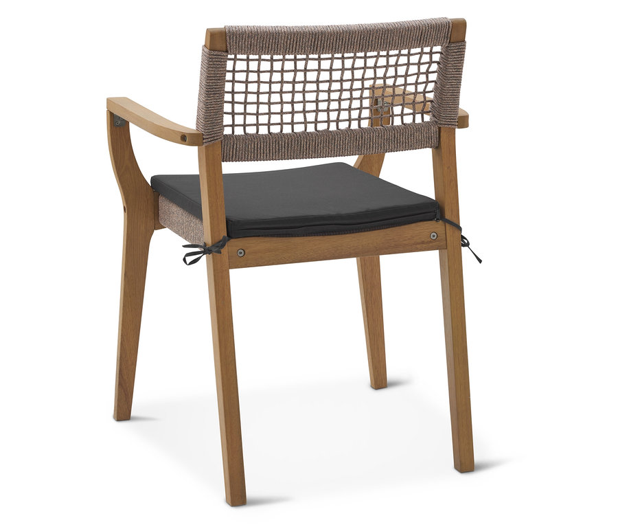 Rückansicht eines Stuhls mit Holzrahmen, geflochtener Rückenlehne und grauem Sitzkissen.