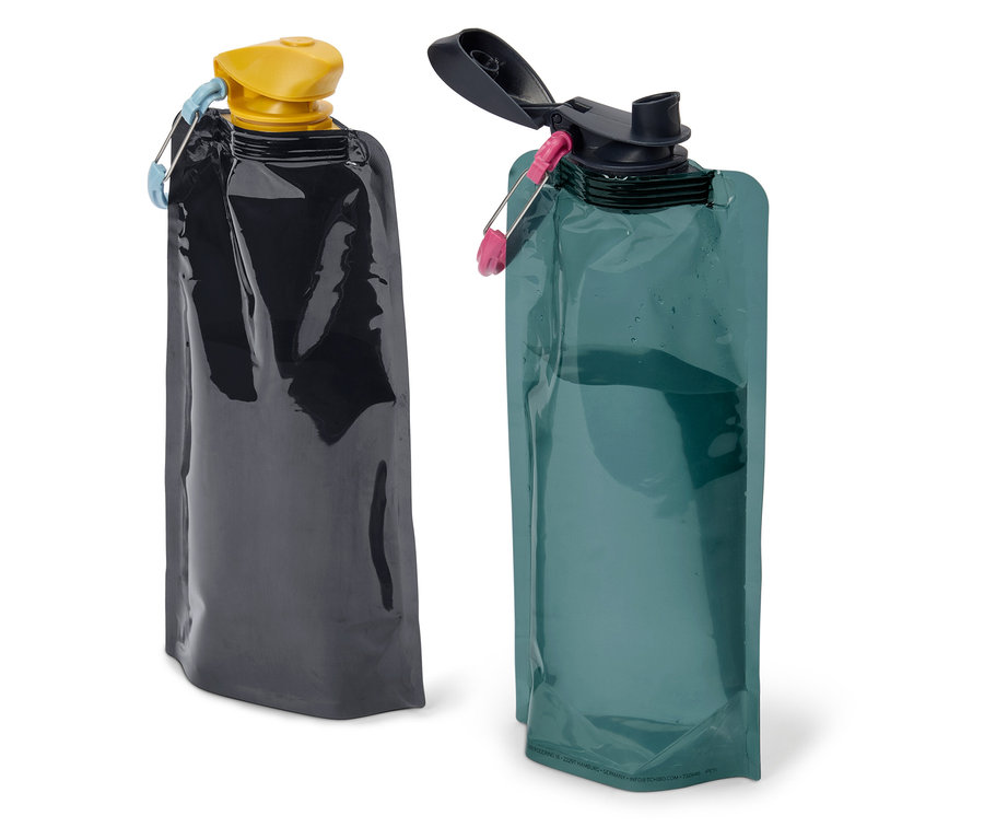 Zwei wiederverwendbare Wasserflaschen, eine schwarze mit gelbem Deckel und eine grüne mit offenem schwarzen Deckel.