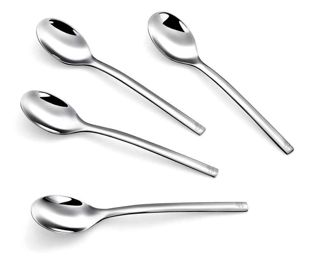 Vier silberne Espressolöffel, 4er Set, auf weißem Hintergrund.