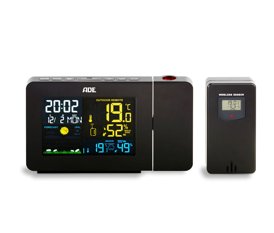Schwarze ADE Wetterstation mit Funk-Außensensor und Projektion zeigt Zeit, Datum, Wettervorhersage und Temperatur an.