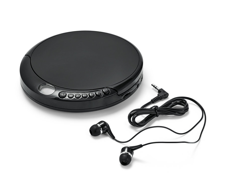 Ein schwarzer, tragbarer CD-Player mit Kopfhörern auf einem weißen Hintergrund.