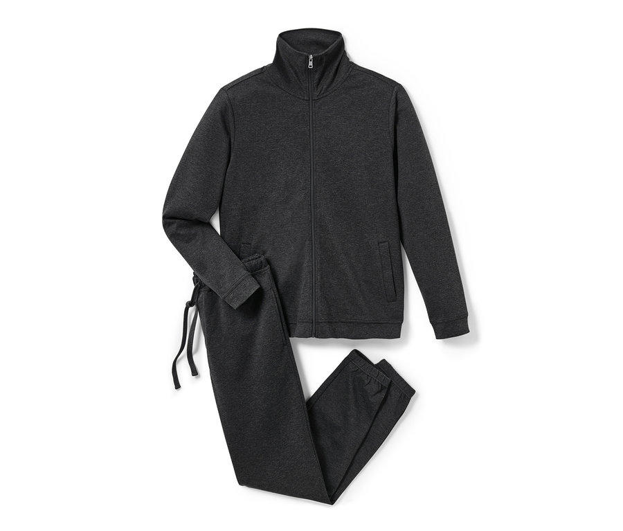 Ein grauer Hausanzug mit Reißverschluss und Kordelzug liegt auf einem weißen Hintergrund.