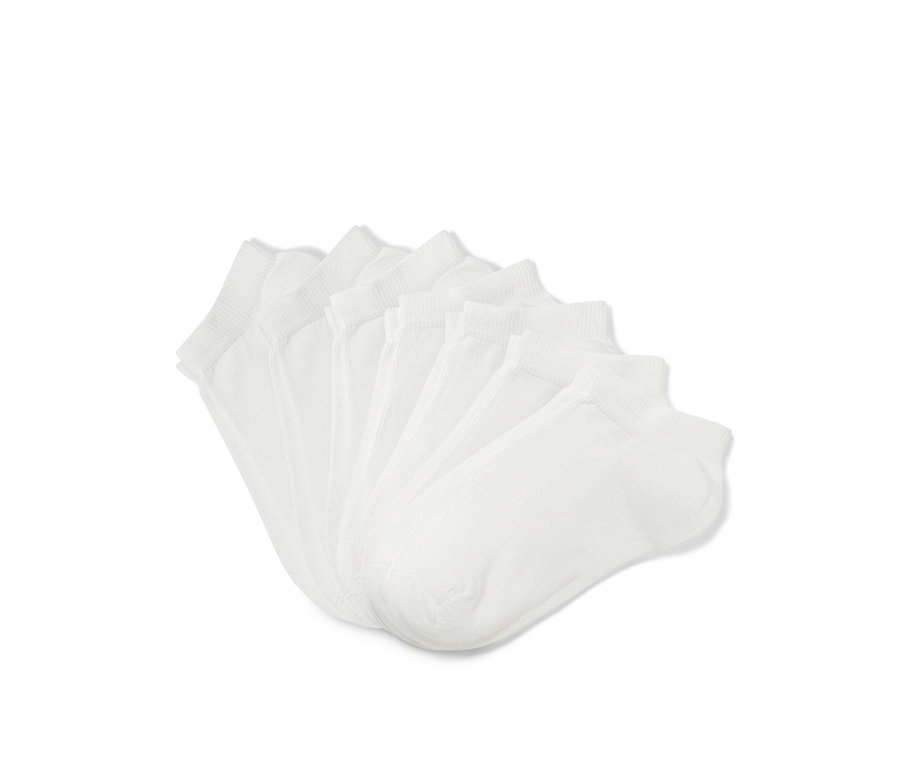 Sieben Paar weiße Kinder-Sneakersocken liegen gefächert.