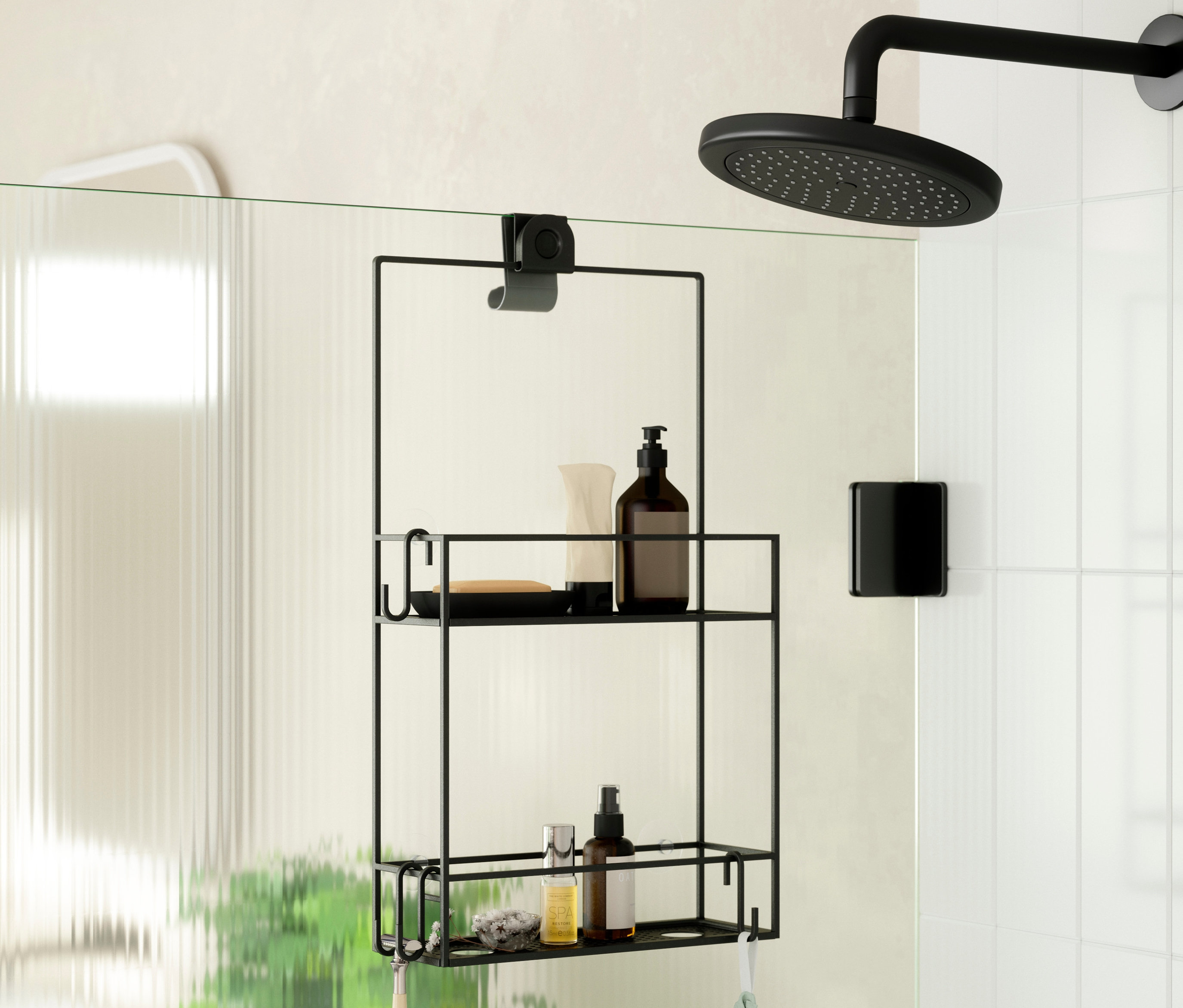 Im Badezimmer hängt ein schwarzes, zweistöckiges Hängendes Duschregal an einer Duschwand, auf dem Körperpflegeprodukte stehen.