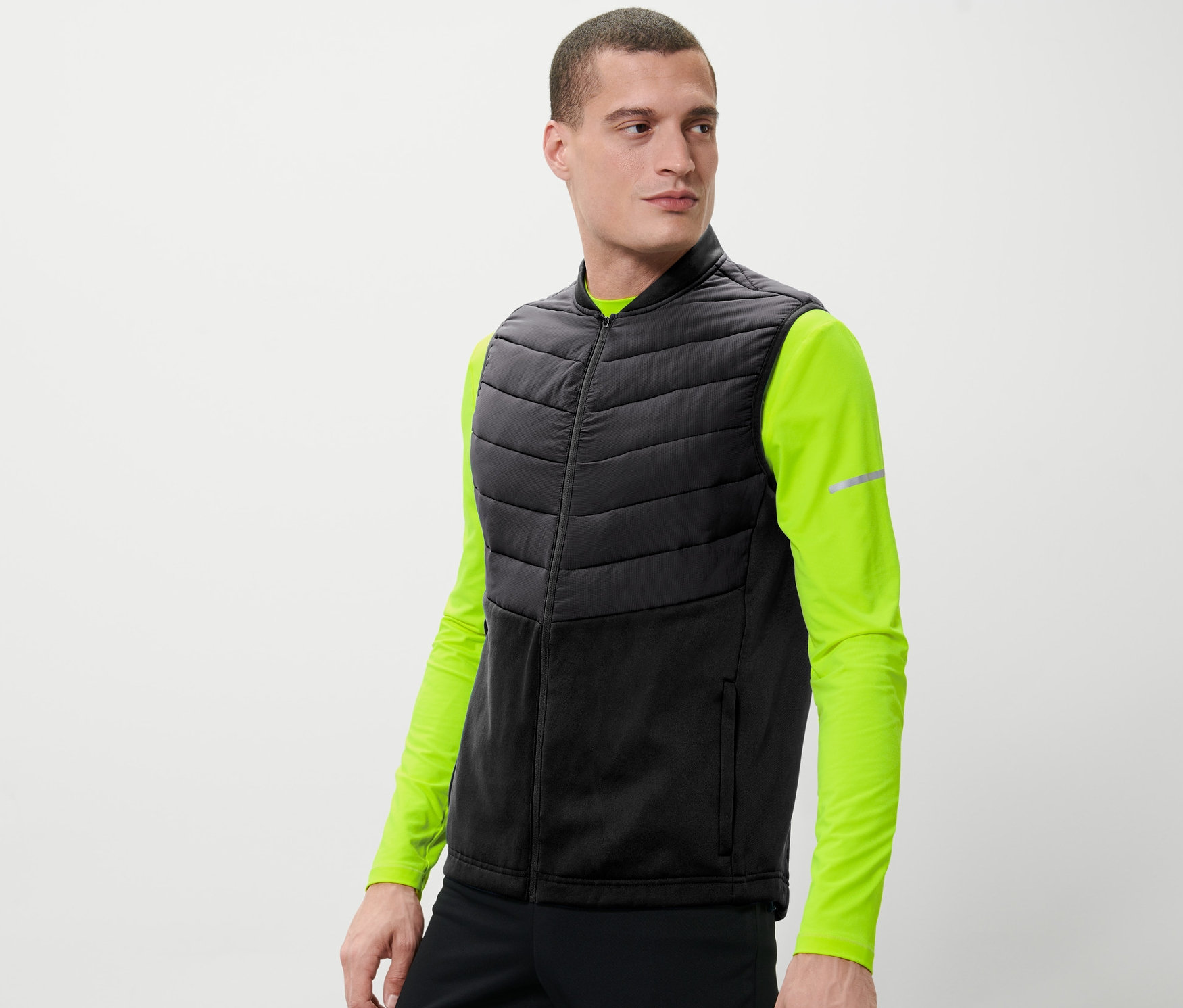 Mann trägt eine Thermoweste.