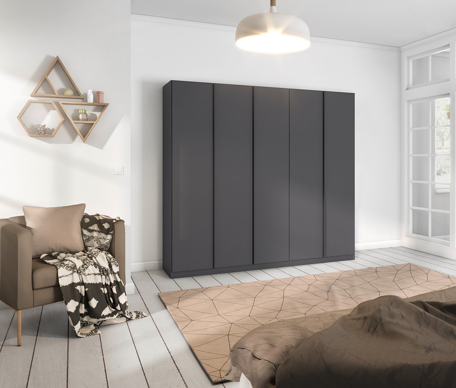 Zimmer mit Bett im Vordergrund und grauem rauch Schrank »Monostar«, 5-türig im Hintergrund.