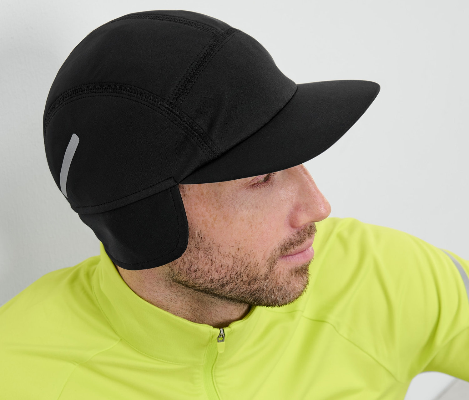 Mann trägt eine Lauf-Kappe.