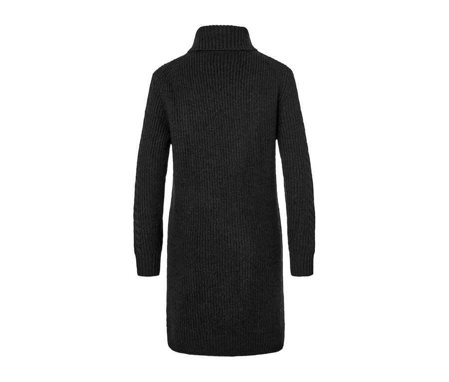 Detailaufnahme eines langen, schwarzen Strickpullovers mit Zopfmuster.