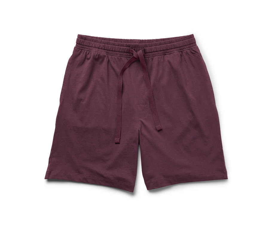 Relaxshorts auf weißem Hintergrund.