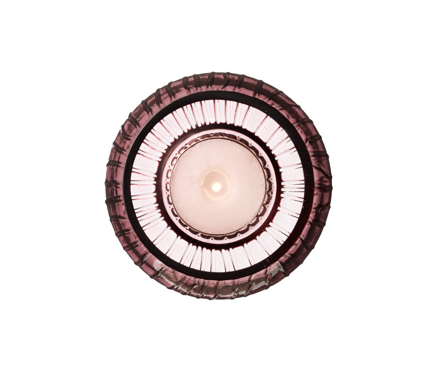 Draufsicht auf einen rosafarbenen 2 Bitz Kusintha Teelichthalter aus Glas mit einem Teelicht darin.