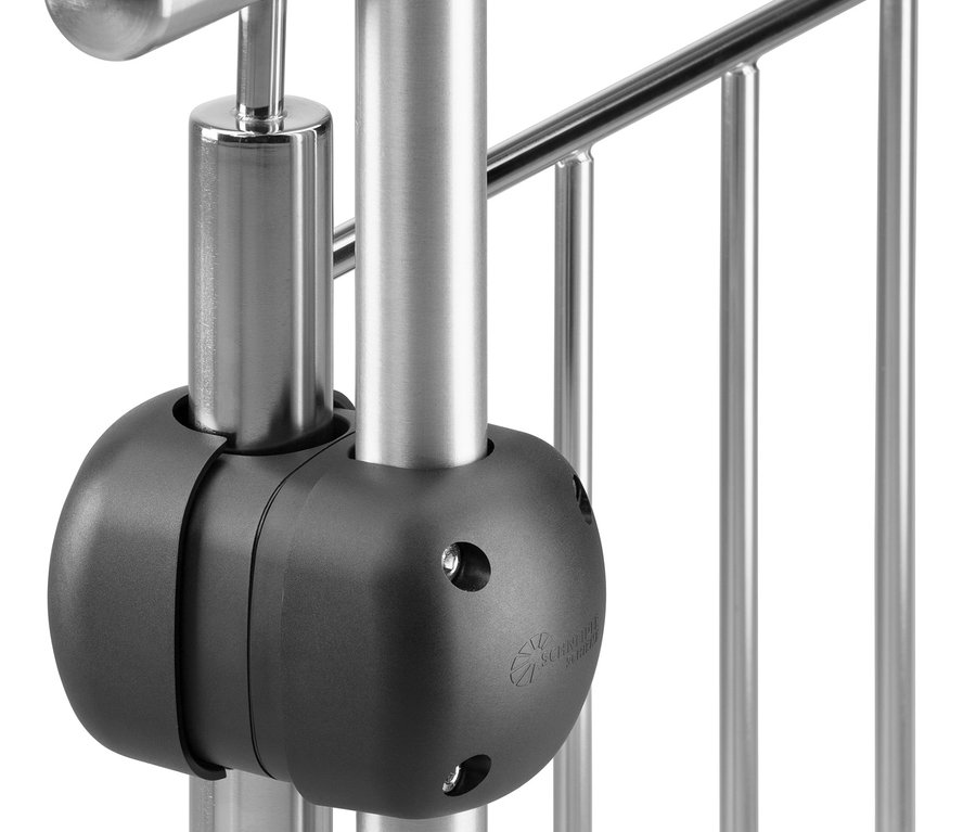 Detailaufnahme eines metallenen Geländers mit einem schwarzen Leco Balkon-Sonnenschirmhalter.