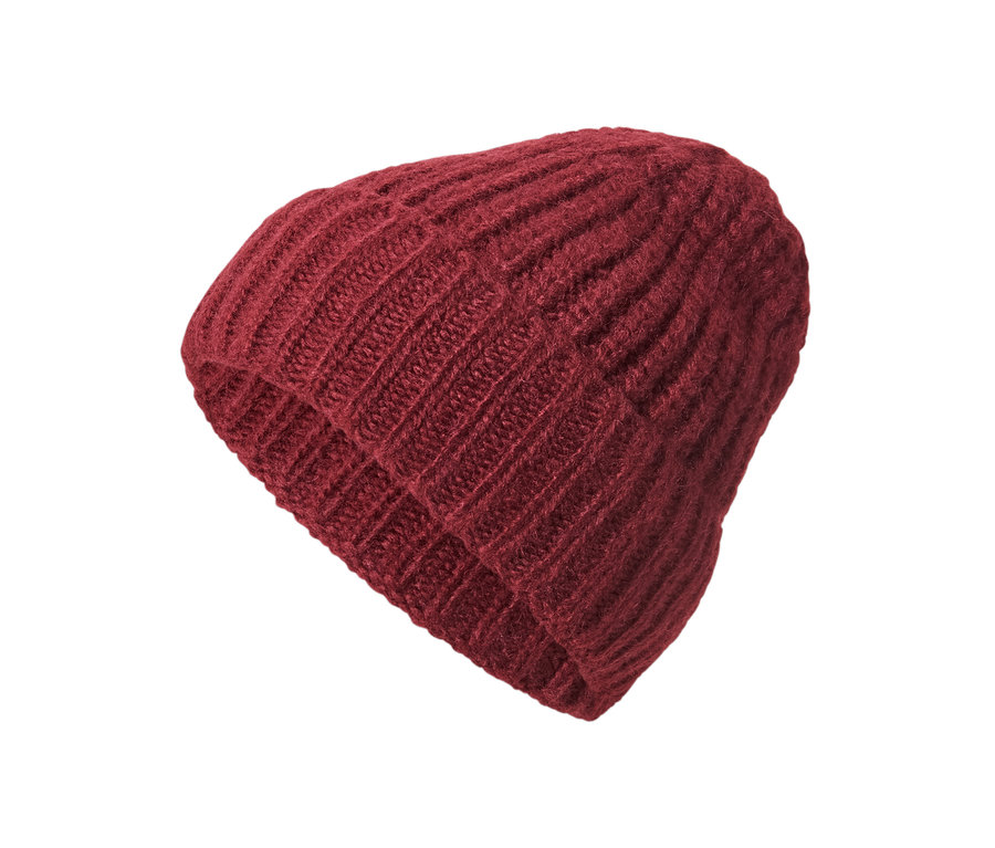 Eine Strickmütze mit Wolle auf weißem Hintergrund.