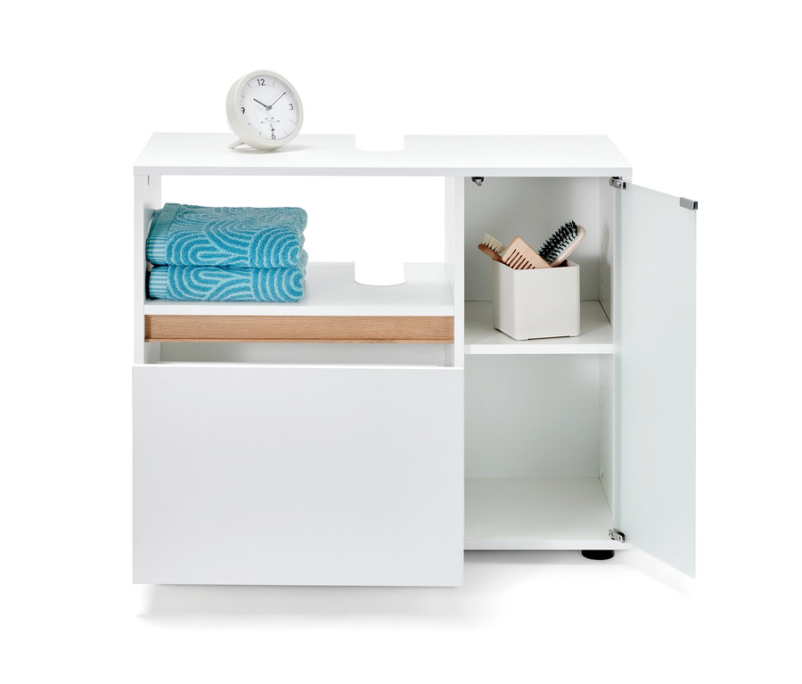 Weißer Waschbeckenunterschrank, Bad mit Handtüchern und Kosmetik.