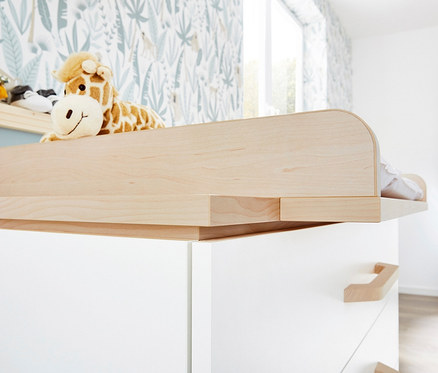 Kinderzimmer mit breitem, 3-teiligem Pinolino »Light« Set und Stofftier-Giraffe.