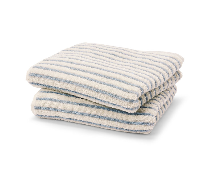 Zwei hellblaue gestreifte Handtücher liegen gestapelt.