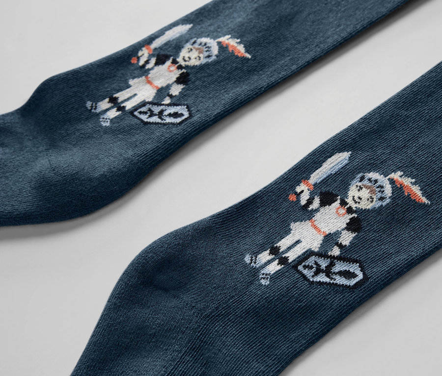 Detailaufnahme von zwei Kinder-Strumpfhosen mit Ritter-Motiv.