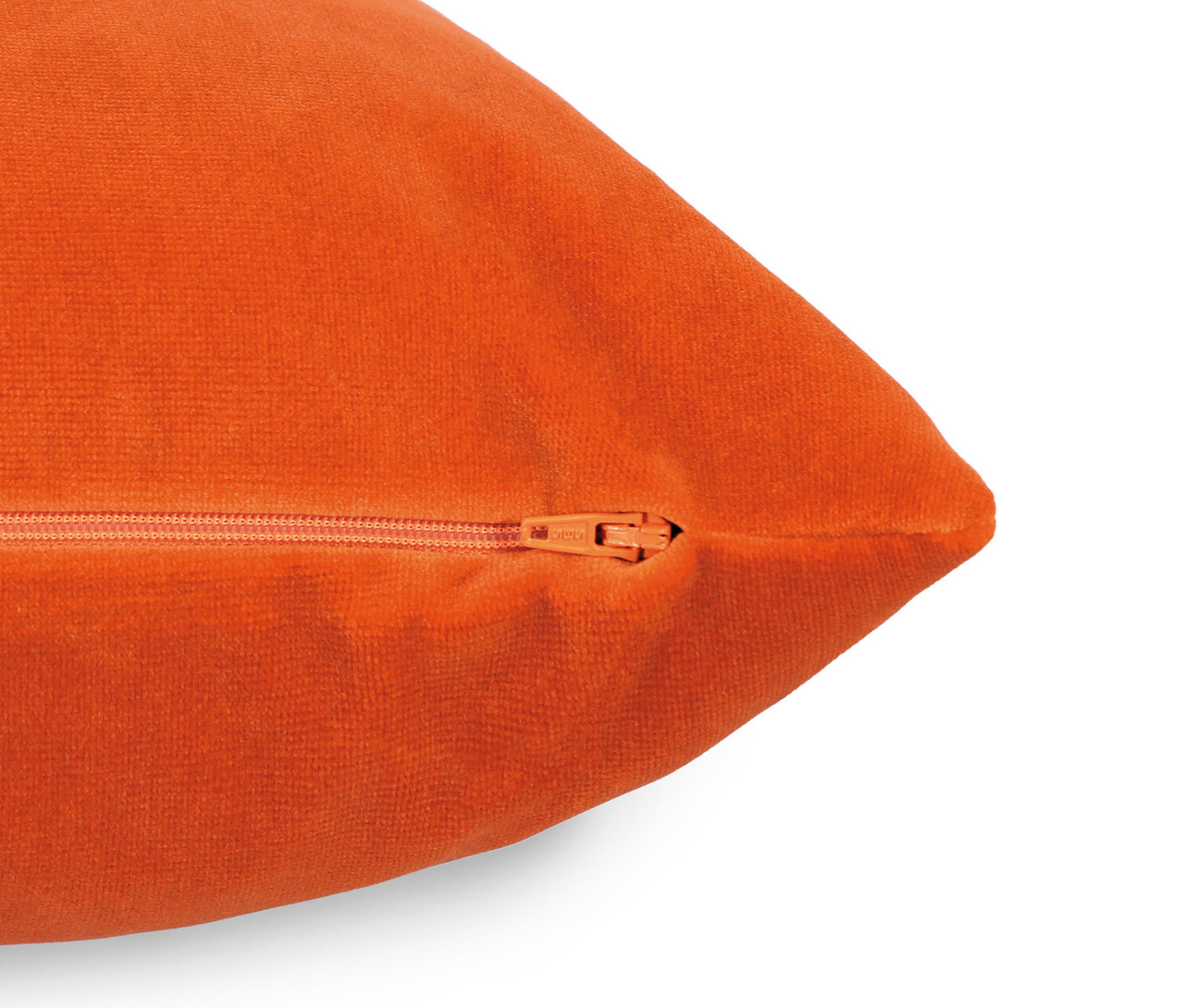 Detail eines orangefarbenen Samtkissens mit Reißverschluss.