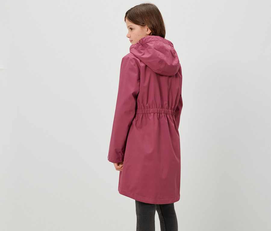 Mädchen steht mit dem Rücken zur Kamera und trägt einen Kinder-Regenparka.