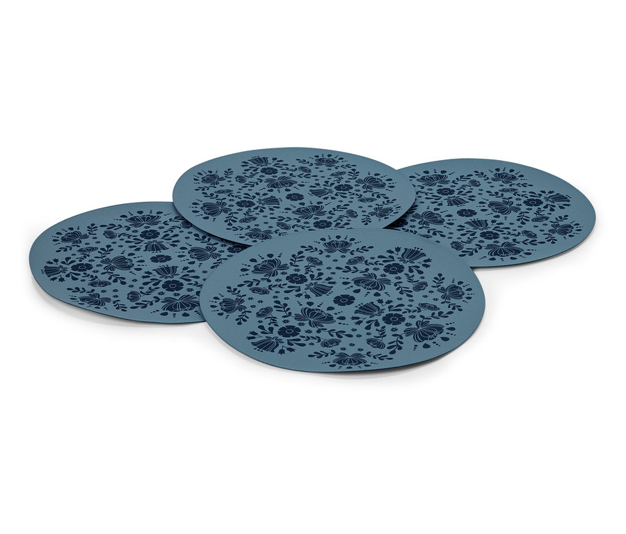 Vier blaue Tischsets mit Blumenmuster.