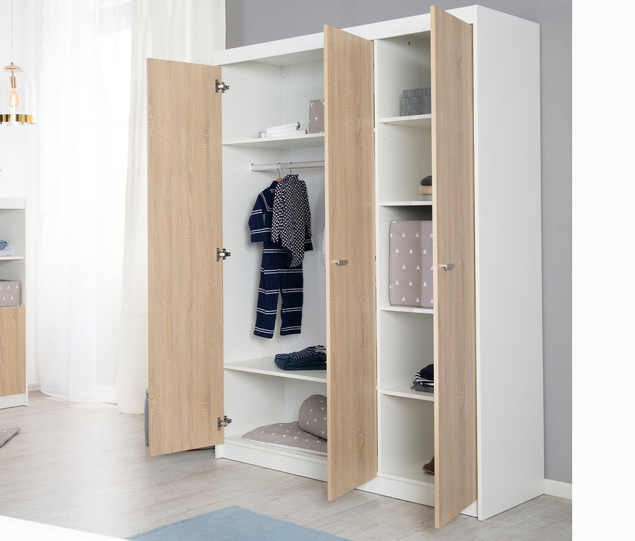 Offener Kleiderschrank »Gabriella« mit Regalen und hängender Kleidung.