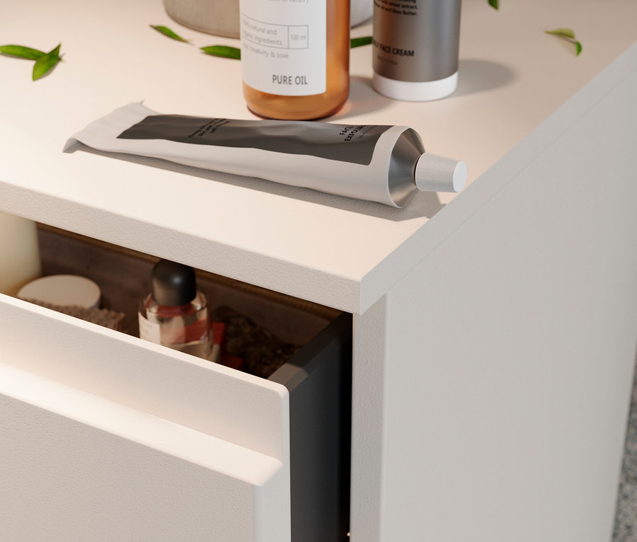 Detailaufnahme einer »Salinas« Kommode in Kaschmir mit offener Schublade, darauf eine Tube und dahinter Kosmetikflaschen.