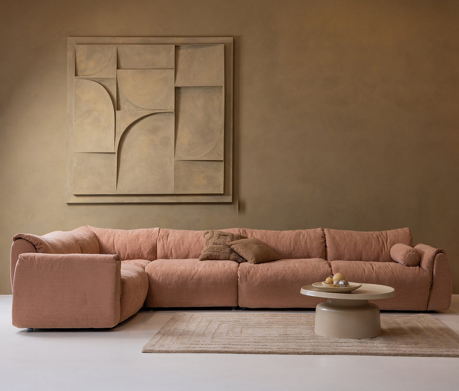 Rosa Couch mit Kissen steht auf sandfarbenem Woood Teppich »Alicia«, 170 x 240 cm.