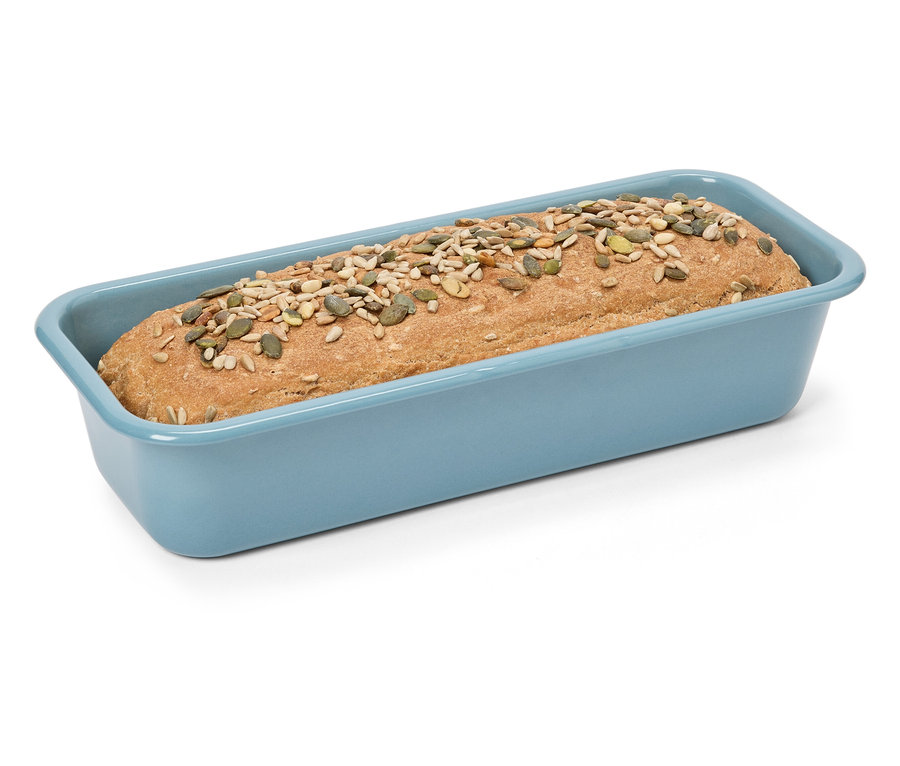 Brot mit Samen in einer blauen Backform.