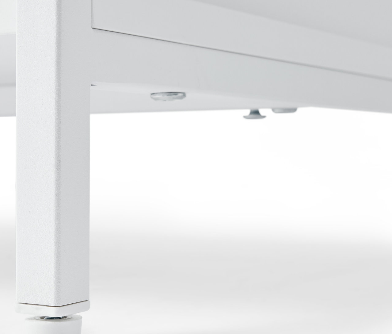 Detailaufnahme einer weißen Kommode »KLAAR« mit 4 Schubladen, Ansicht von unten auf die Füße.
