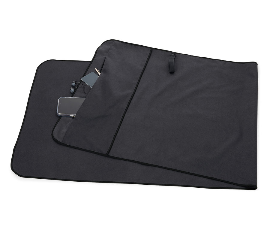 Schwarze Hülle mit einer Tasche, in der sich ein Telefon, Kopfhörer und eine Karte befinden.