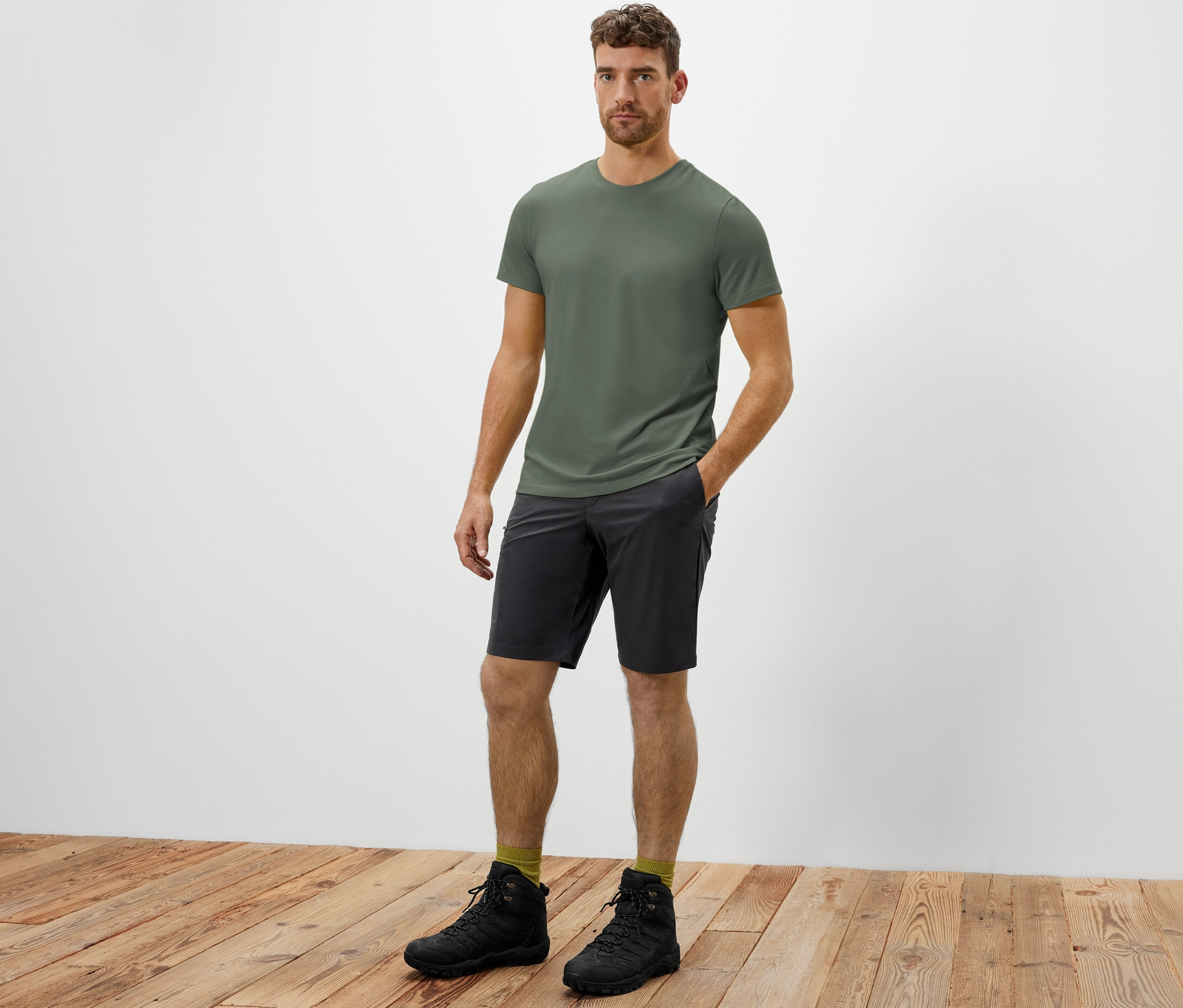 Mann steht mit Hand in der Tasche der Softshell-Funktionsshorts.