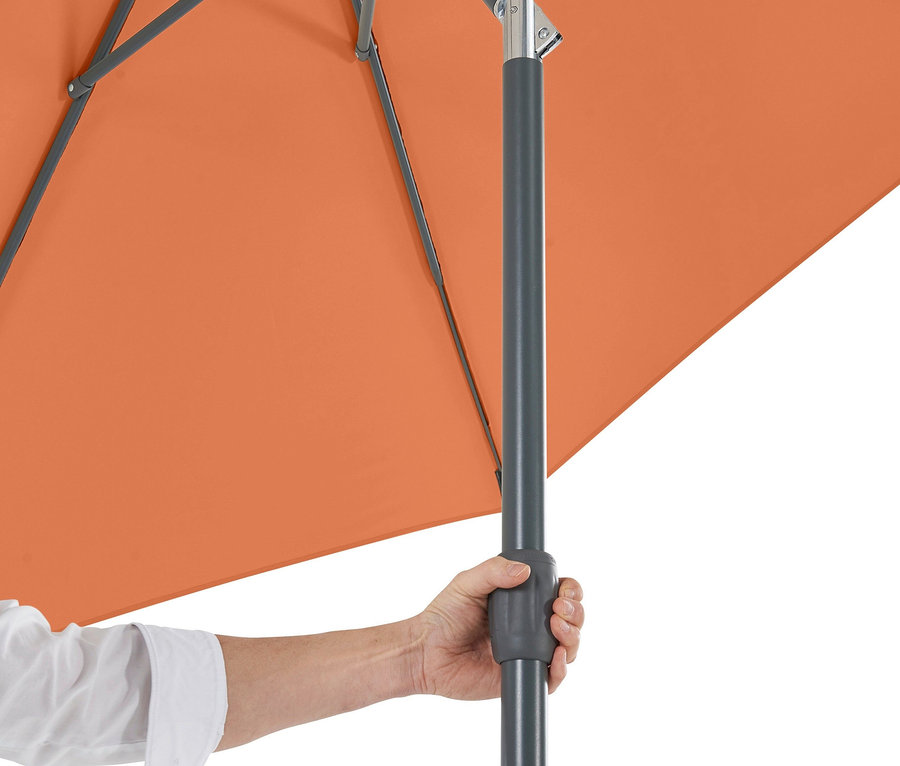 Eine Hand justiert einen orangefarbenen Leco Sonnenschirm mit einem Durchmesser von 300 cm inklusive Schutzhülle.