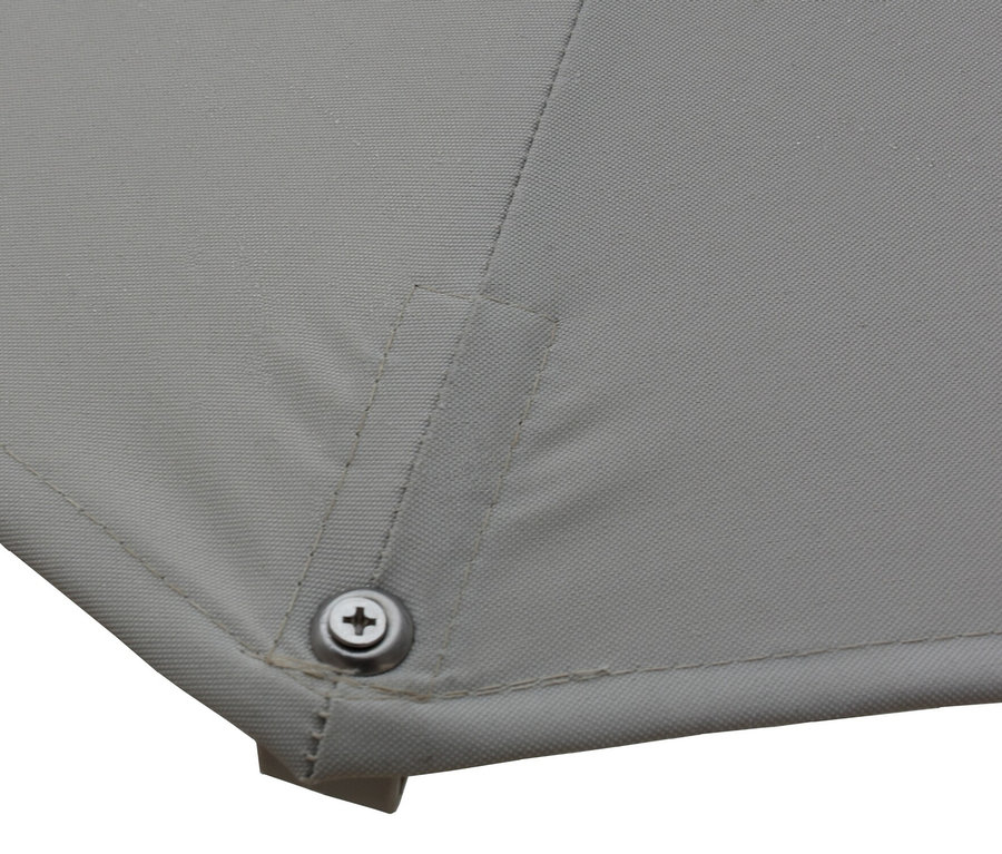 Detailansicht eines grauen Leco LED-Ampelschirms mit ca. 350 cm Durchmesser, inklusive Schutzhülle.