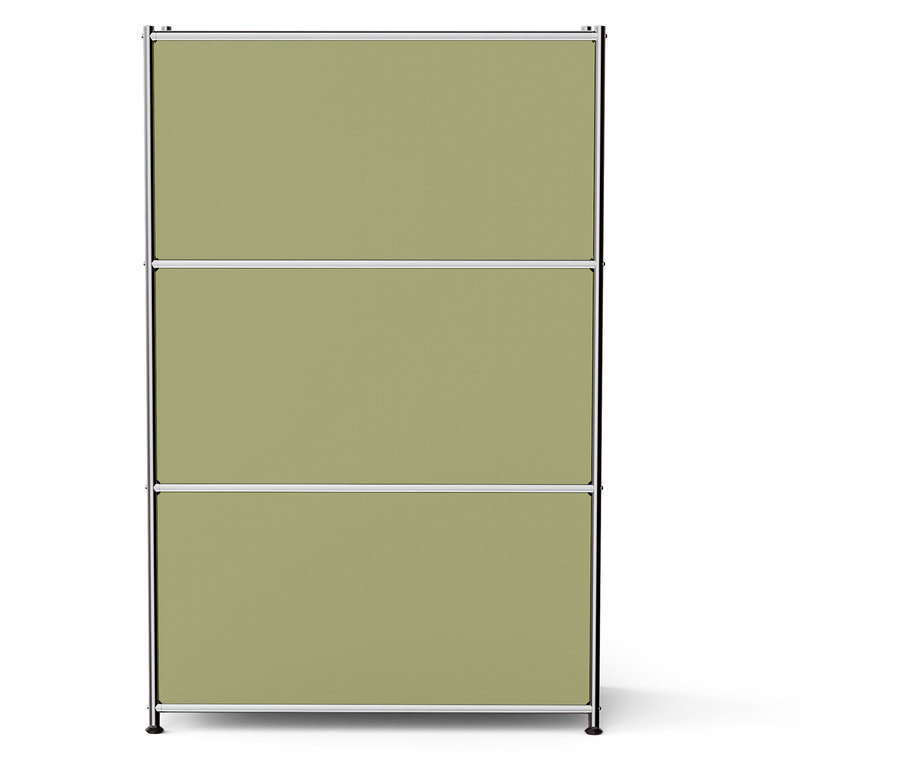 Dreistöckiges Bücherregal mit Metallrahmen und olivefarbenen Paneelen.