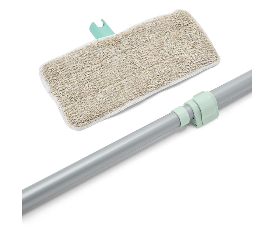 Mopp mit beigem Kopf und silberner Stange.