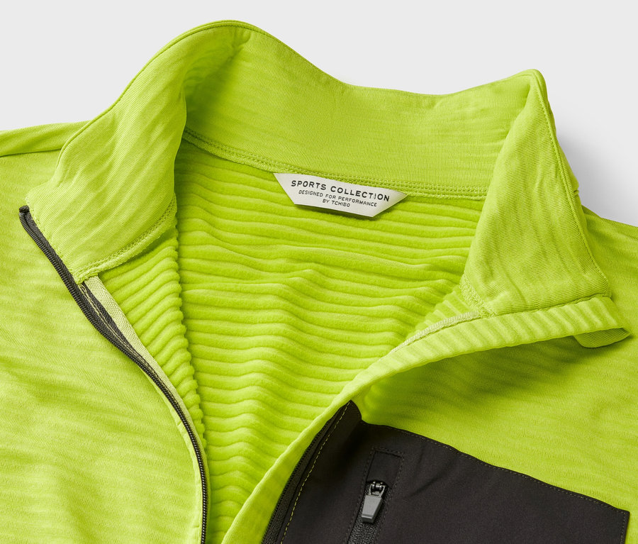 Detailaufnahme eines limefarbenen Outdoor-Funktionsshirts.