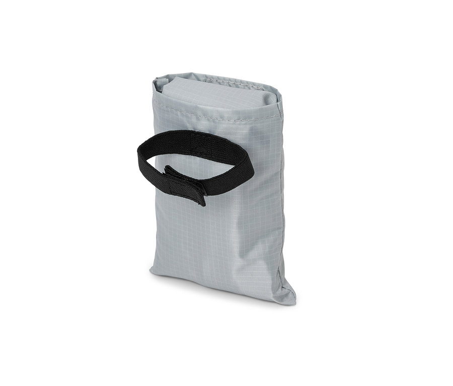 Silberne Fahrrad-Einkaufstasche mit schwarzem Riemen.