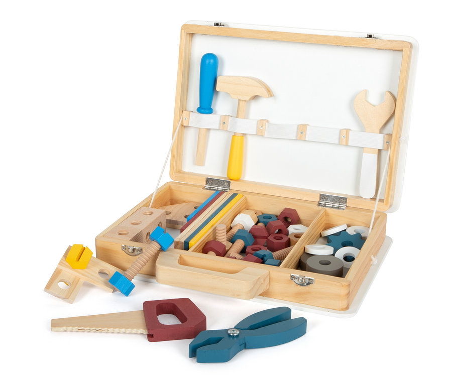 Offener Holzkoffer mit Spielzeugwerkzeugen, darunter Hammer, Schraubenschlüssel und Schraubenzieher, inklusive small foot Werkzeugkoffer »Workshop«.