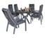 Sechs graue Sessel umgeben einen Esstisch mit Weingläsern. Auf dem Tisch steht das deVries Dining-Set, steingrau-rope.