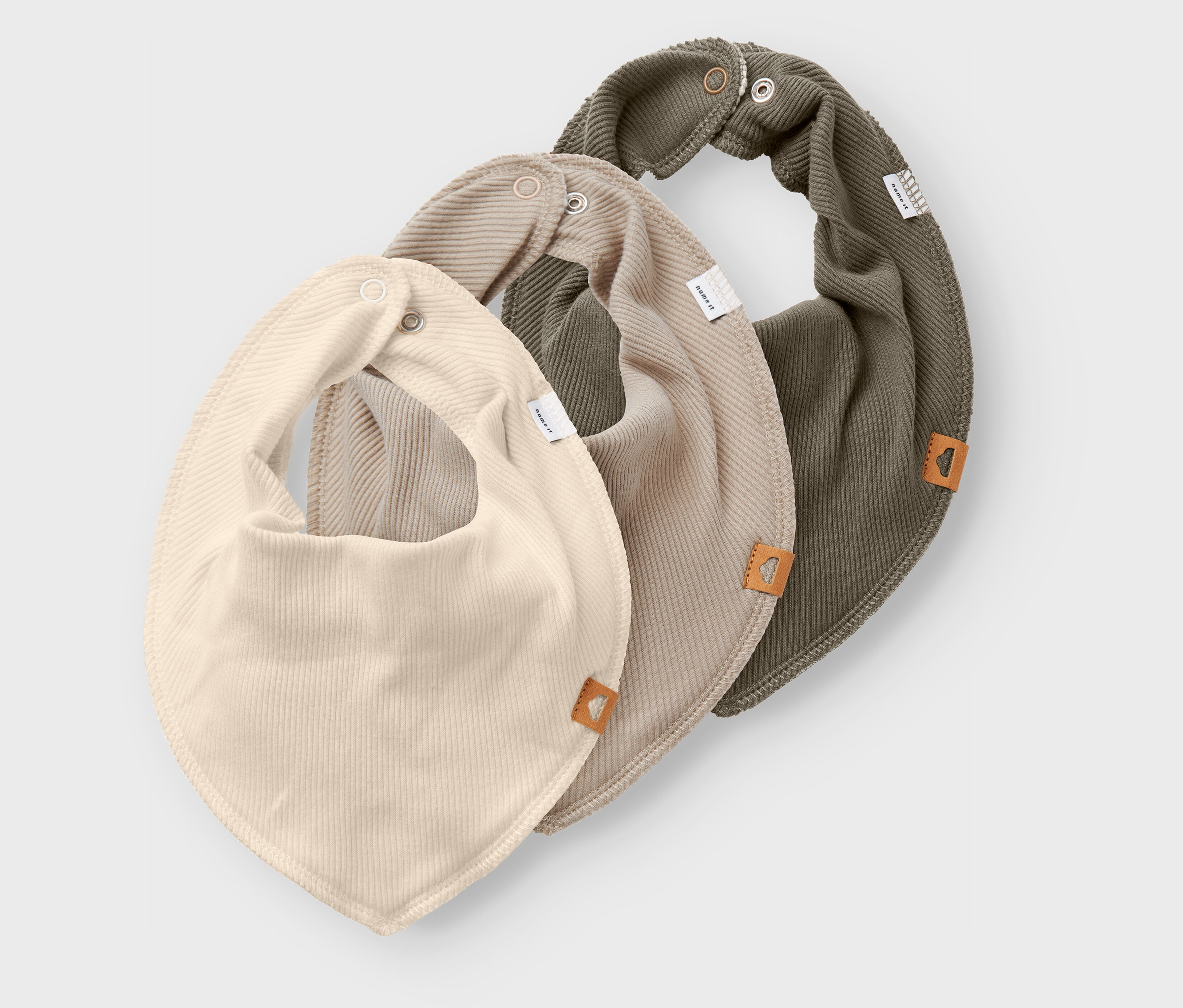 Drei NAME IT Fleece Halstücher in Beige, Braun und Grün liegen übereinander.