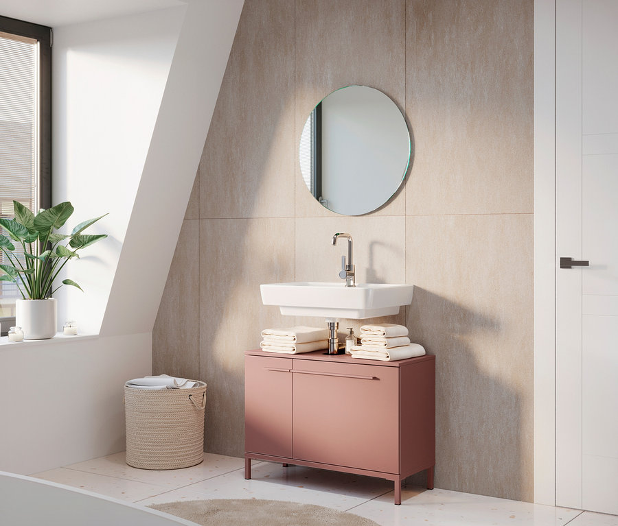 Waschbecken mit dem »Laurino« Waschbeckenunterschrank in Toffee Farbe, Handtüchern und rundem Spiegel im Badezimmer.