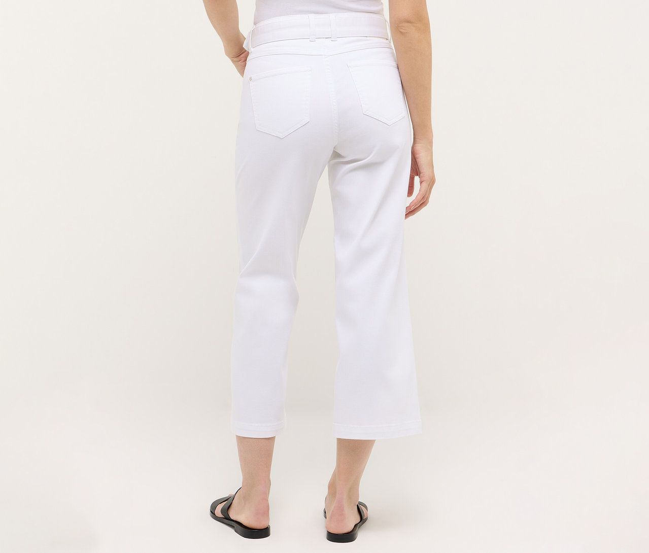 Rückansicht einer Frau, die eine weiße, knöchellange Angels Denim »Linn City« cropped trägt.