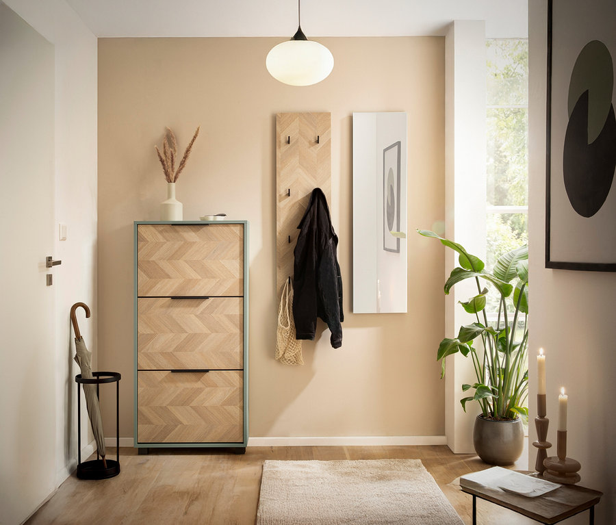 Flur mit Schuhkipper »Piazza« in Pistazie und Fischgräten-Dekor, Spiegelelement »Piazza«, Garderobe und Dekoration.