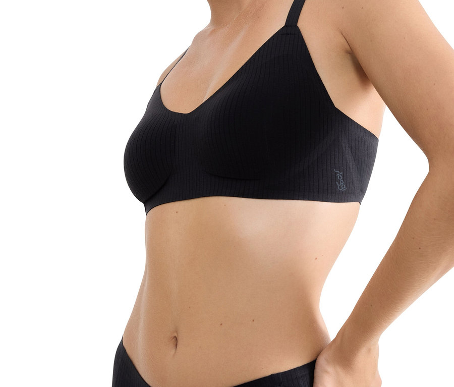 Frau trägt gerippten schwarzen BH mit V-Ausschnitt.