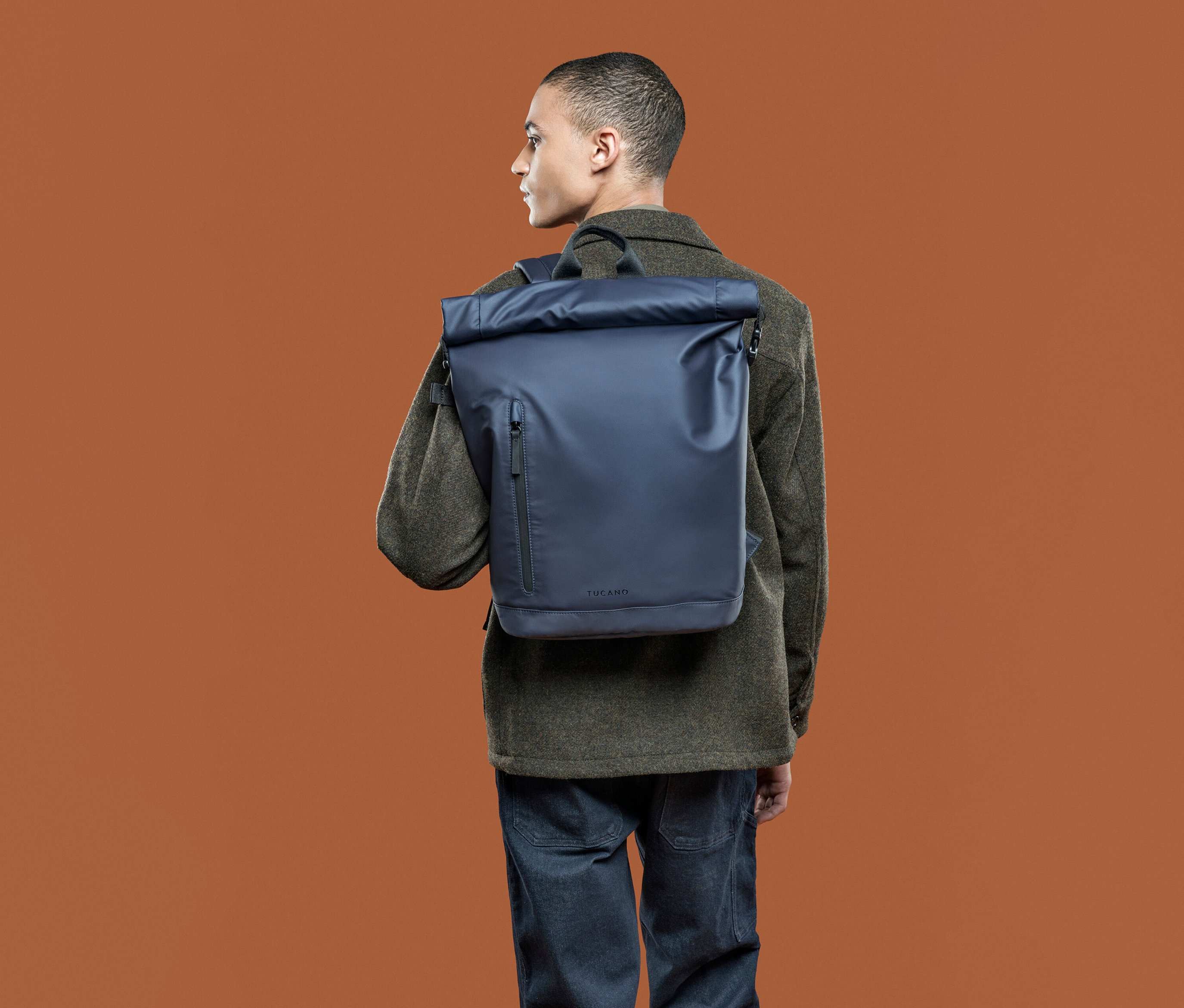 Mann von hinten mit blauem Tucano ROLLO Rucksack, Laptop 15,6", Rolltop.