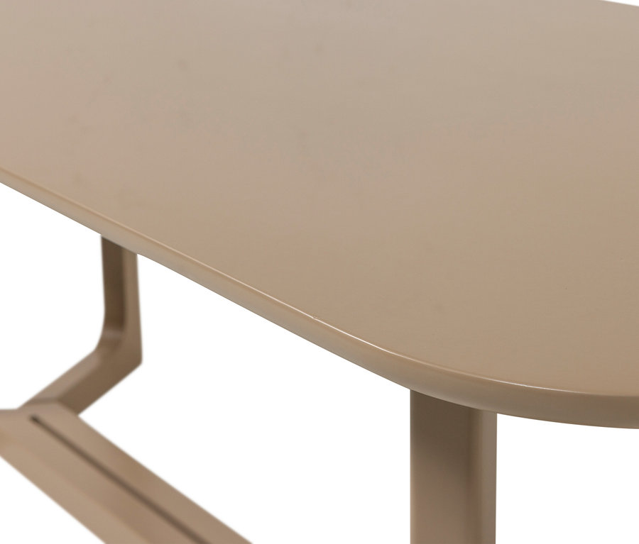 Nahaufnahme einer beigen, ovalen Tischplatte mit abgerundeten Ecken und einem dazu passenden Untergestell.