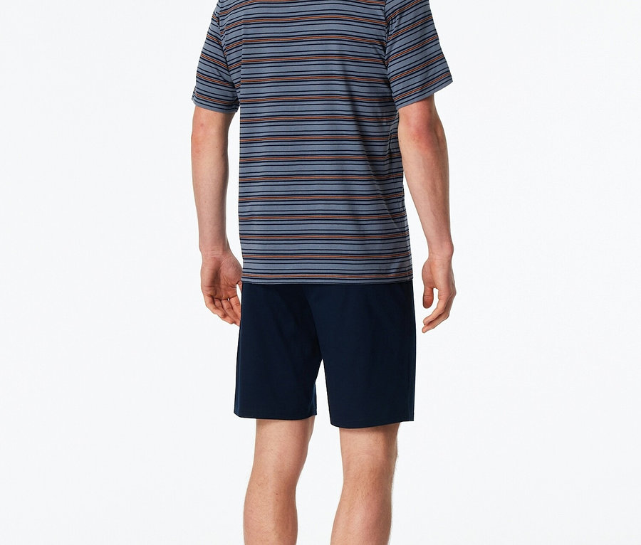 Mann von hinten, trägt gestreiftes T-Shirt und blaue Shorts.