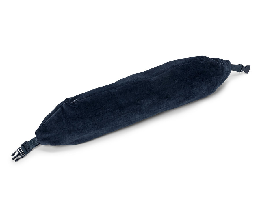 Ein langes, marineblaues Kissen liegt diagonal auf einer weißen Oberfläche.