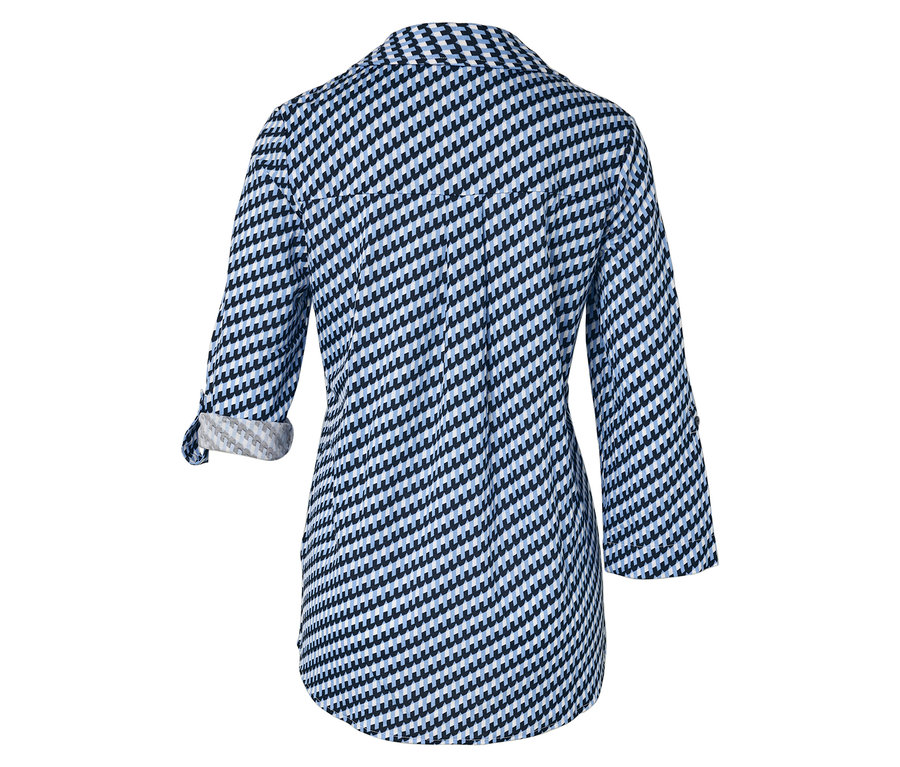 Rückansicht einer blau-weiß gemusterten Bluse mit Dreiviertelärmeln.