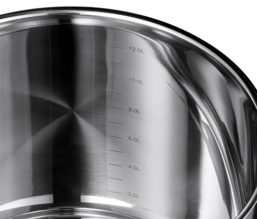 Detailansicht in einen XL-Edelstahl-Topf mit Volumenmarkierungen.