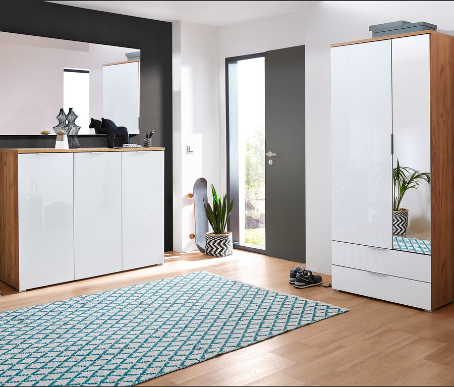 Flur mit 3-türigem Schuhschrank "Telde", Rahmenlosem Spiegel und Garderobenschrank "Telde".
